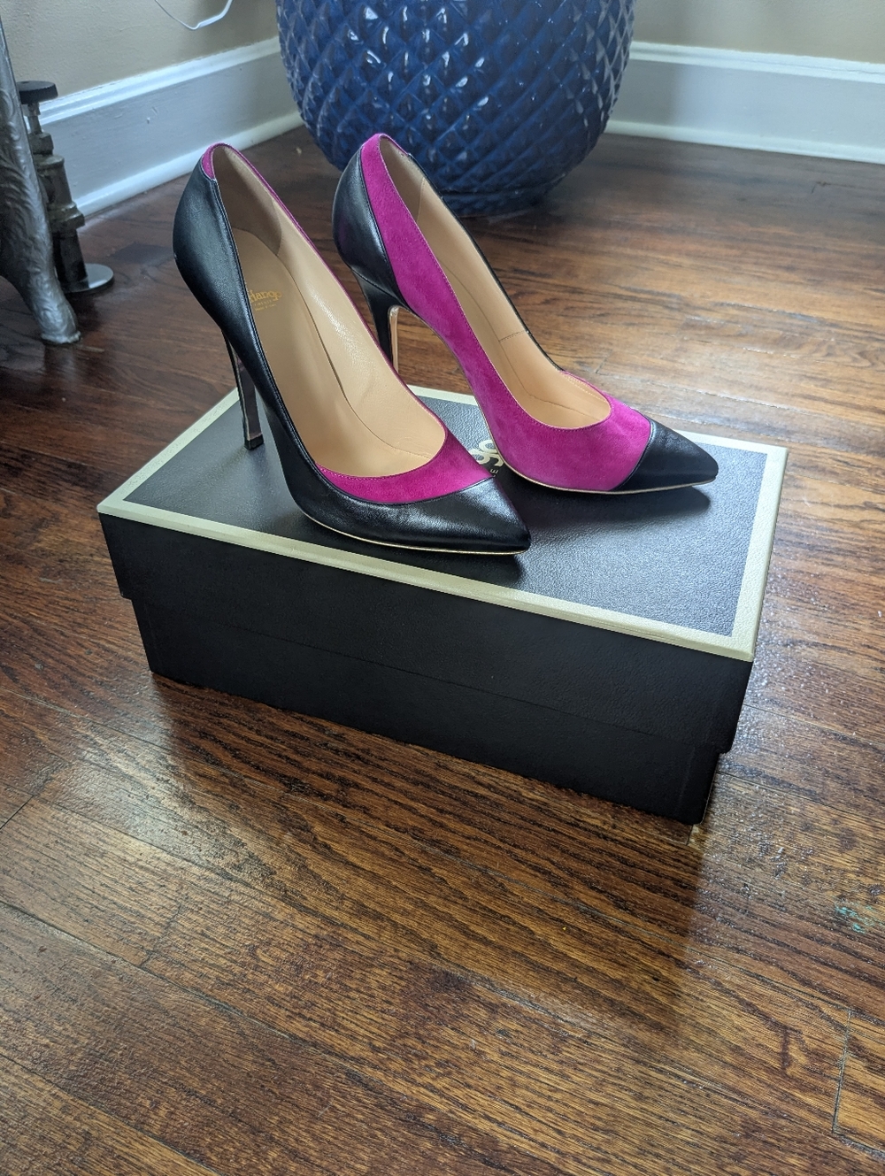 Two-Tone Italian Pointed Pumps in Fuchsia and Black - Picture 2 of 13